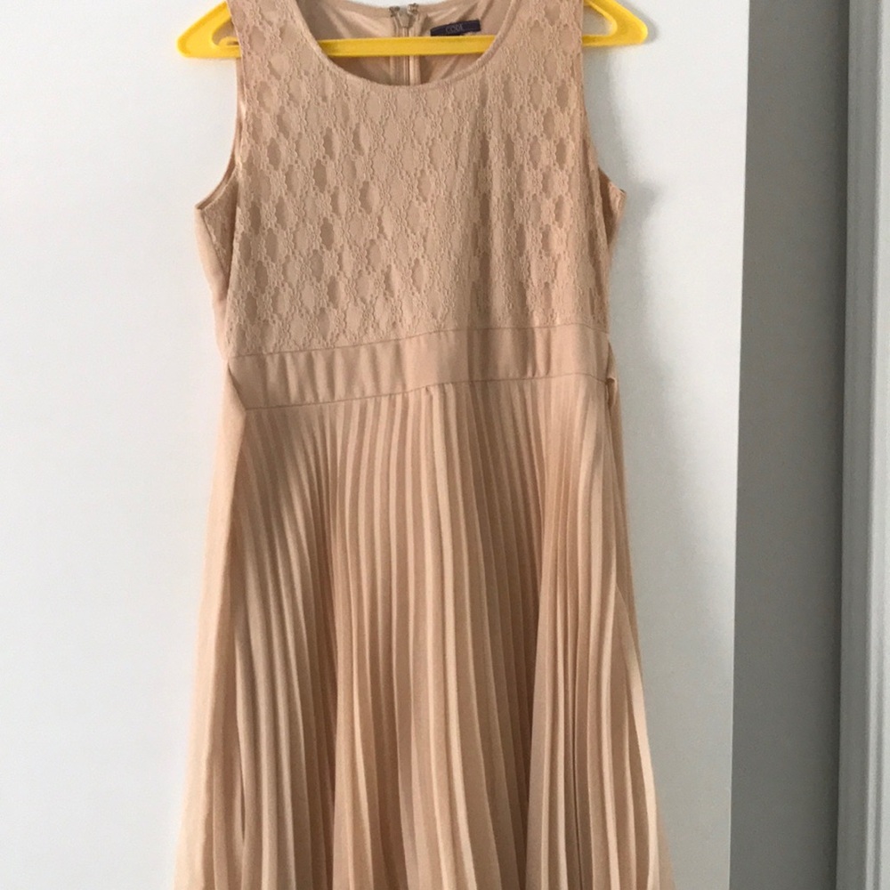 Code dress beautiful beige outfit, fits size 2-4